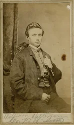 Halflang portret van een man in burgerkleding